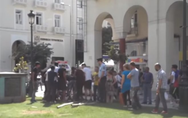 Βίντεο - σοκ | Άγρια συμπλοκή μεταξύ αλλοδαπών στο κέντρο της Θεσσαλονίκης (vd)