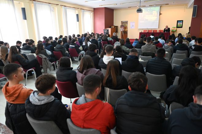 &Mu;&alpha;&theta;&eta;&tau;&iota;&kappa;ό &Sigma;&upsilon;&nu;έ&delta;&rho;&iota;&omicron; &kappa;&alpha;&tau;ά &tau;&eta;&sigmaf; &Rho;&eta;&tau;&omicron;&rho;&iota;&kappa;ή&sigmaf; &Mu;ί&sigma;&omicron;&upsilon;&sigmaf; &sigma;&tau;&eta;&nu; &Mu;&eta;&tau;&rho;ό&pi;&omicron;&lambda;&eta; &Mu;&alpha;&nu;&tau;&iota;&nu;&epsilon;ί&alpha;&sigmaf; &kappa;&alpha;&iota; &Kappa;&upsilon;&nu;&omicron;&upsilon;&rho;ί&alpha;&sigmaf; (&epsilon;&iota;&kappa;ό&nu;&epsilon;&sigmaf;)