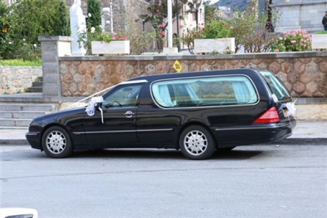 &Rho;ά&gamma;&iota;&sigma;&alpha;&nu; &omicron;&iota; &pi;έ&tau;&rho;&epsilon;&sigmaf; &sigma;&tau;&eta;&nu; &kappa;&eta;&delta;&epsilon;ί&alpha; &tau;&eta;&sigmaf; 4&chi;&rho;&omicron;&nu;&eta;&sigmaf; &Mu;&epsilon;&lambda;ί&nu;&alpha;&sigmaf; (&epsilon;&iota;&kappa;ό&nu;&epsilon;&sigmaf; - &beta;ί&nu;&tau;&epsilon;&omicron;)