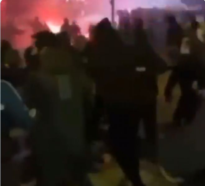 «Γ@@@@ε τους» | Απίστευτη αγριότητα με διαδηλωτές να χτυπάνε αλύπητα με καδρόνια άνθρωπο πεσμένο στο έδαφος (vd)
