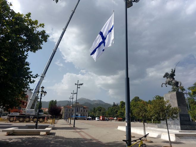 &Sigma;&tau;&alpha; 67 &mu;έ&tau;&rho;&alpha; &upsilon;&psi;ώ&theta;&eta;&kappa;&epsilon; &eta; &tau;&epsilon;&rho;ά&sigma;&tau;&iota;&alpha; &Epsilon;&lambda;&lambda;&eta;&nu;&iota;&kappa;ή &Sigma;&eta;&mu;&alpha;ί&alpha; &delta;ί&pi;&lambda;&alpha; &alpha;&pi;ό &tau;&omicron;&nu; &Alpha;&nu;&delta;&rho;&iota;ά&nu;&tau;&alpha; &tau;&omicron;&upsilon; &Kappa;&omicron;&lambda;&omicron;&kappa;&omicron;&tau;&rho;ώ&nu;&eta; (&epsilon;&iota;&kappa;ό&nu;&epsilon;&sigmaf;)