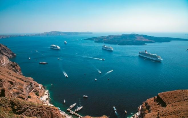 Ακτοπλοΐα: Πτώση της επιβατικής κίνησης στα ελληνικά νησιά – Μείωση 20% για Σαντορίνη και 15% για Μύκονο