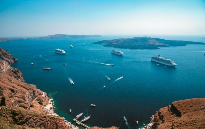 Ακτοπλοΐα: Πτώση της επιβατικής κίνησης στα ελληνικά νησιά – Μείωση 20% για Σαντορίνη και 15% για Μύκονο