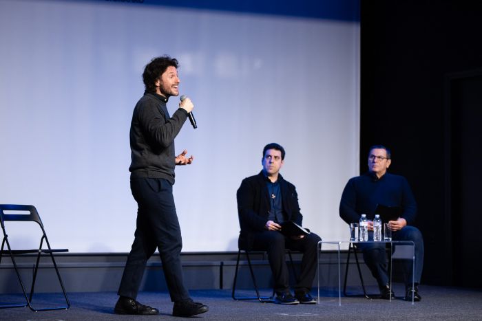 "Bό&lambda;&tau;&epsilon;&sigmaf; &mu;&epsilon; &tau;&omicron;&upsilon;&sigmaf; &Alpha;&rho;&chi;&alpha;ί&omicron;&upsilon;&sigmaf;: &Alpha;&tau;&tau;&iota;&kappa;ή &Tau;&rho;&alpha;&gamma;&omega;&delta;ί&alpha;" | &Tau;&eta;&nu; &Tau;&epsilon;&tau;ά&rho;&tau;&eta; &eta; &epsilon;&kappa;&delta;ή&lambda;&omega;&sigma;&eta; &sigma;&tau;&omicron; &Sigma;&tau;&alpha;&sigma;&iota;&nu;&omicron;&pi;&omicron;ύ&lambda;&epsilon;&iota;&omicron;