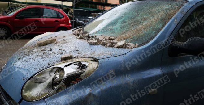 Μπαλκόνι έπεσε πάνω σε αυτοκίνητο στον Πύργο!