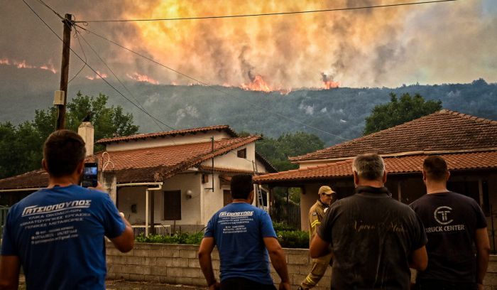 Μάχη με τις φλόγες σε τρία μέτωπα στον Φενεό Κορινθίας – Εκκενώθηκαν χωριά, ζημιές σε σπίτια (εικόνες, Βίντεο)