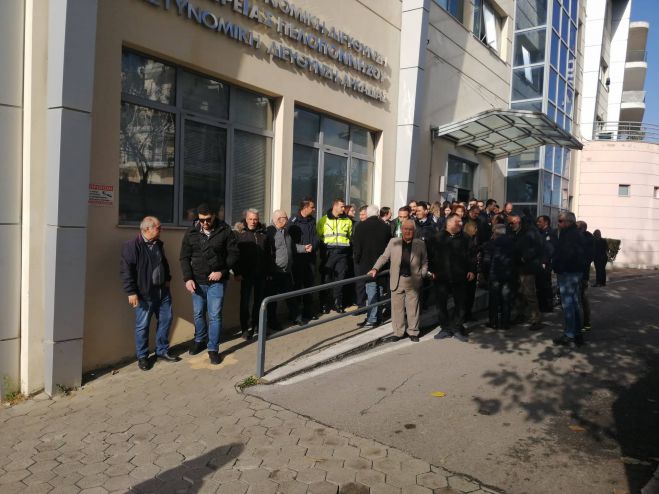 &Delta;&iota;&alpha;&mu;&alpha;&rho;&tau;&upsilon;&rho;ί&alpha; &sigma;&tau;&eta;&nu; &Tau;&rho;ί&pi;&omicron;&lambda;&eta; | ''&Omicron; &alpha;&sigma;&tau;&upsilon;&nu;&omicron;&mu;&iota;&kappa;ό&sigmaf; &delta;&epsilon;&nu; &epsilon;ί&nu;&alpha;&iota; &upsilon;&pi;ά&lambda;&lambda;&eta;&lambda;&omicron;&sigmaf; &tau;&omega;&nu; &Pi;&Alpha;&Epsilon;, &delta;&epsilon;&nu; &mu;&alpha;&sigmaf; &iota;&kappa;&alpha;&nu;&omicron;&pi;&omicron;&iota;&omicron;ύ&nu; &tau;&alpha; &mu;έ&tau;&rho;&alpha; &tau;&eta;&sigmaf; &Kappa;&upsilon;&beta;έ&rho;&nu;&eta;&sigma;&eta;&sigmaf;" (vd)