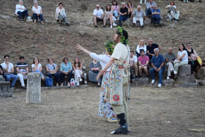 &Omicron; "&Pi;&lambda;&omicron;ύ&tau;&omicron;&sigmaf;" &tau;&omicron;&upsilon; &Alpha;&rho;&iota;&sigma;&tau;&omicron;&phi;ά&nu;&eta; &sigma;&tau;&omicron; &alpha;&rho;&chi;&alpha;ί&omicron; &theta;έ&alpha;&tau;&rho;&omicron; &Omicron;&rho;&chi;&omicron;&mu;&epsilon;&nu;&omicron;ύ (&epsilon;&iota;&kappa;ό&nu;&epsilon;&sigmaf; - &beta;ί&nu;&tau;&epsilon;&omicron;)
