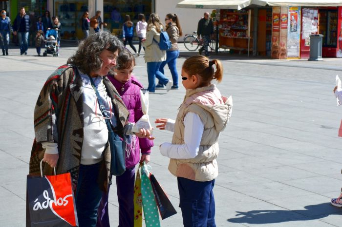 Πασχαλιάτικα κουλουράκια μοιράστηκαν στην Τρίπολη! (vd)