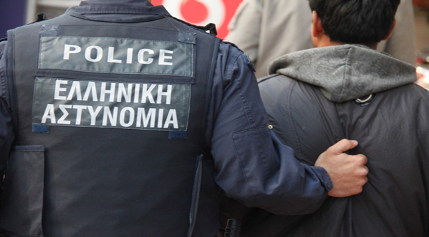 Ρουμάνος συνελήφθη στην Πελοπόννησο με αεροβόλα, τσεκούρι και μαχαίρι!