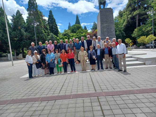&Sigma;&upsilon;&nu;ά&nu;&tau;&eta;&sigma;&eta; &alpha;&pi;&omicron;&phi;&omicron;ί&tau;&omega;&nu; &tau;&eta;&sigmaf; &Pi;&alpha;&iota;&delta;&alpha;&gamma;&omega;&gamma;&iota;&kappa;ή&sigmaf; &Alpha;&kappa;&alpha;&delta;&eta;&mu;ί&alpha;&sigmaf; (έ&tau;&omicron;&upsilon;&sigmaf; 1971) &sigma;&tau;&eta;&nu; &Tau;&rho;ί&pi;&omicron;&lambda;&eta;!