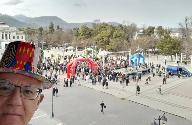 &Eta; selfie &tau;&omicron;&upsilon; &Sigma;&mu;&upsilon;&rho;&nu;&iota;ώ&tau;&eta; &gamma;&iota;&alpha; &tau;&eta; &sigma;&upsilon;&nu;&alpha;&upsilon;&lambda;ί&alpha; &Tau;&sigma;&alpha;&lambda;ί&kappa;&eta; &sigma;&tau;&eta;&nu; &Tau;&rho;ί&pi;&omicron;&lambda;&eta;