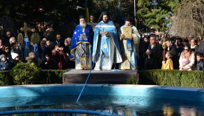 Τα Θεοφάνεια στο σιντριβάνι του πάρκου &quot;Φιλοδένδρων&quot; μέσα από εικόνες!