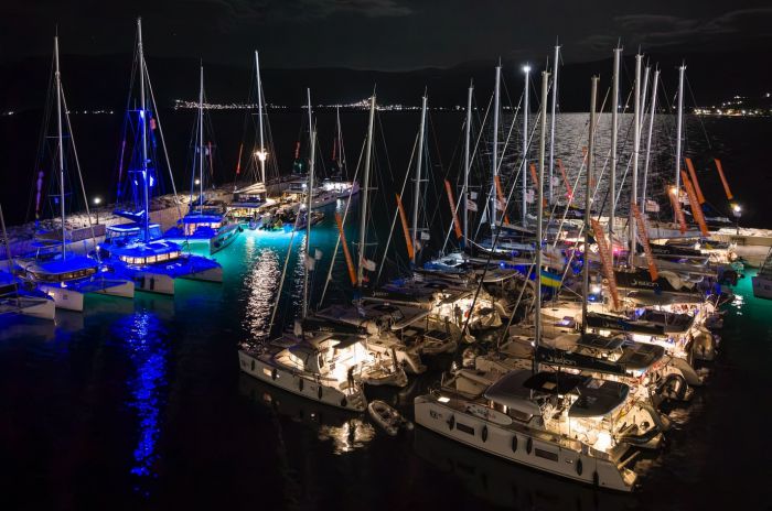 Η εντυπωσιακή άφιξη των σκαφών του Catamarans Cup στο λιμάνι του Παραλίου Άστρους (vd)