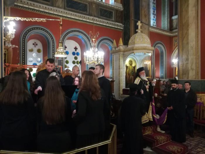 &Omicron;&iota; &Gamma;΄ &Chi;&alpha;&iota;&rho;&epsilon;&tau;&iota;&sigma;&mu;&omicron;ί &sigma;&tau;&eta;&nu; &Tau;&rho;ί&pi;&omicron;&lambda;&eta; (&epsilon;&iota;&kappa;ό&nu;&epsilon;&sigmaf;)