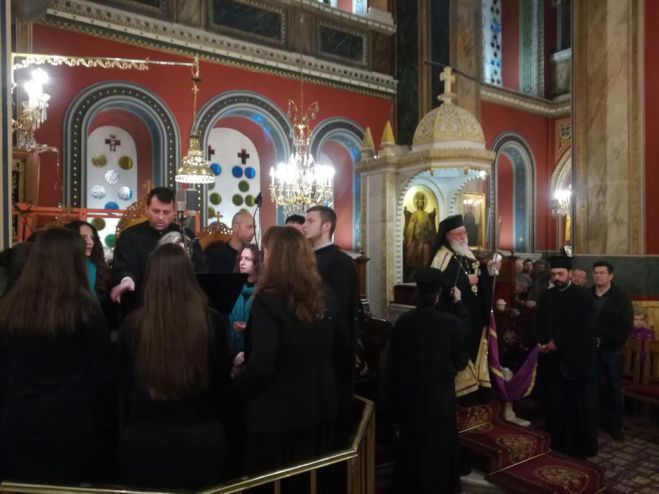 &Omicron;&iota; &Gamma;΄ &Chi;&alpha;&iota;&rho;&epsilon;&tau;&iota;&sigma;&mu;&omicron;ί &sigma;&tau;&eta;&nu; &Tau;&rho;ί&pi;&omicron;&lambda;&eta; (&epsilon;&iota;&kappa;ό&nu;&epsilon;&sigmaf;)