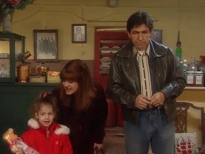 &Tau;&omicron; &laquo;&Kappa;&alpha;&phi;έ &tau;&eta;&sigmaf; &Chi;&alpha;&rho;ά&sigmaf;&raquo; &epsilon;&pi;&iota;&sigma;&tau;&rho;έ&phi;&epsilon;&iota; &sigma;&tau;&eta;&nu; &tau;&eta;&lambda;&epsilon;ό&rho;&alpha;&sigma;&eta; ... &mu;&epsilon; &nu;έ&alpha; &epsilon;&pi;&epsilon;&iota;&sigma;ό&delta;&iota;&alpha;!