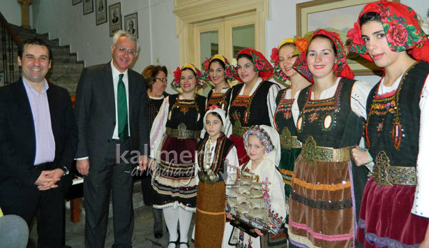Κάλαντα της Θράκης και της Ικαρίας άκουσε ο Δήμαρχος Τρίπολης από το Λύκειο Ελληνίδων (vd)!