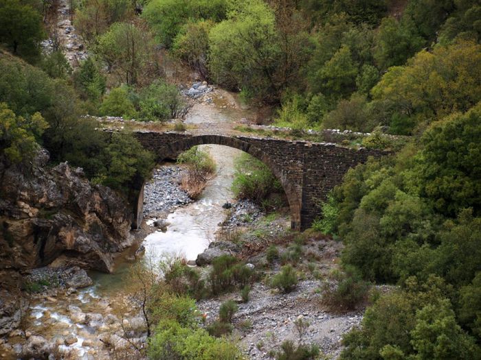 Έ&nu;&alpha; &alpha;&pi;ό &tau;&alpha; &omicron;&mu;&omicron;&rho;&phi;ό&tau;&epsilon;&rho;&alpha; &gamma;&epsilon;&phi;ύ&rho;&iota;&alpha; &tau;&eta;&sigmaf; &Pi;&epsilon;&lambda;&omicron;&pi;&omicron;&nu;&nu;ή&sigma;&omicron;&upsilon; &sigma;&tau;&eta;&nu; &pi;&alpha;&lambda;&iota;ά &Gamma;&lambda;ό&gamma;&omicron;&beta;&alpha;! (&epsilon;&iota;&kappa;ό&nu;&epsilon;&sigmaf;)