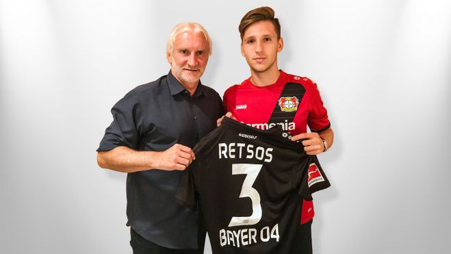 Ο Αρκάς Παναγιώτης Ρέτσος με τη φανέλα της Bayer Leverkusen, δίπλα στον Ρούντι Φέλερ!