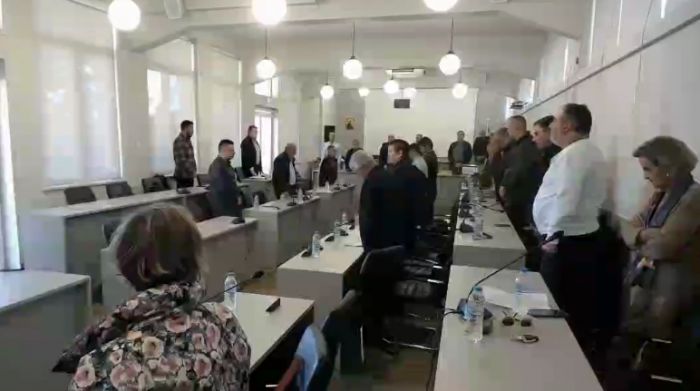 Ενός λεπτού σιγή για τον Δημοσθένη Σωτηρόπουλο και τον Γιώργο Καρλή ...