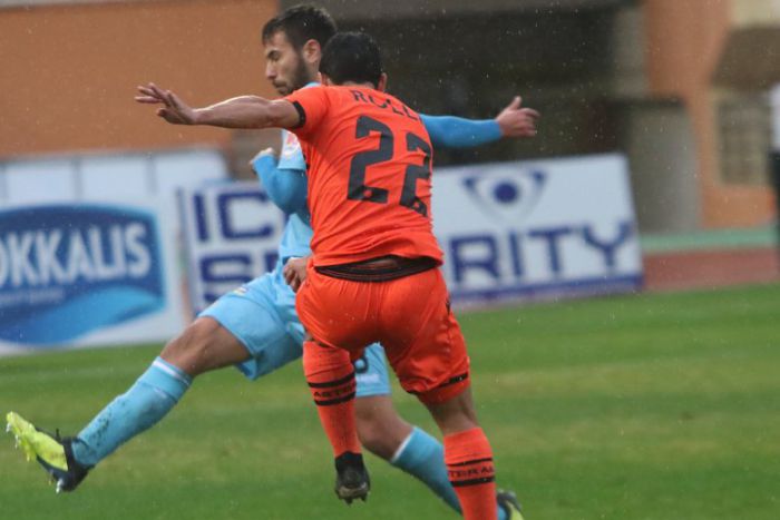 &Mu;&epsilon; &tau;&omicron; ... έ&nu;&alpha; &pi;ό&delta;&iota; &sigma;&tau;&omicron;&upsilon;&sigmaf; "4" &tau;&omicron;&upsilon; &Kappa;&upsilon;&pi;&epsilon;&lambda;&lambda;&omicron;&upsilon; &omicron; &Alpha;&sigma;&tau;έ&rho;&alpha;&sigmaf;! (vd)