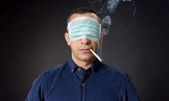 Κορονοϊός | Το κάπνισμα αυξάνει τον κίνδυνο για πιο πολλά και σοβαρά συμπτώματα COVID-19