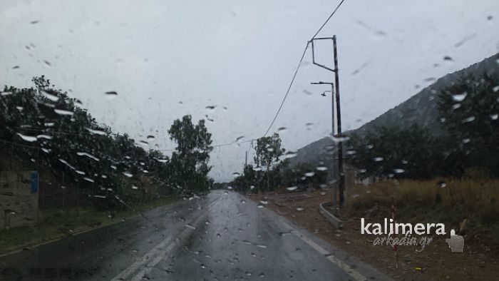 Βροχερό σκηνικό στην παραθαλάσσια Αρκαδία το απόγευμα της Κυριακής! (vd)