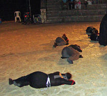 &Epsilon;&nu;&tau;&upsilon;&pi;&omega;&sigma;&iota;&alpha;&kappa;ή &theta;&epsilon;&alpha;&tau;&rho;&iota;&kappa;ή &pi;&alpha;&rho;ά&sigma;&tau;&alpha;&sigma;&eta; &sigma;&tau;&eta;&nu; &Tau;&rho;ί&pi;&omicron;&lambda;&eta; &alpha;&pi;ό &tau;&omicron; &Theta;&epsilon;&alpha;&tau;&rho;&iota;&kappa;ό Ό&mu;&iota;&lambda;&omicron; &tau;&omicron;&upsilon; &Pi;&alpha;&gamma;&kappa;&upsilon;&pi;&rho;ί&omicron;&upsilon; &Gamma;&upsilon;&mu;&nu;&alpha;&sigma;ί&omicron;&upsilon; (video)