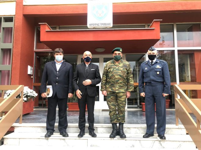 &Sigma;&tau;&eta;&nu; &Tau;&rho;ί&pi;&omicron;&lambda;&eta; &omicron; &Pi;&rho;ό&epsilon;&delta;&rho;&omicron;&sigmaf; &tau;&omicron;&upsilon; &Pi;&omicron;&lambda;&epsilon;&mu;&iota;&kappa;&omicron;ύ &Mu;&omicron;&upsilon;&sigma;&epsilon;ί&omicron;&upsilon;! (&epsilon;&iota;&kappa;ό&nu;&epsilon;&sigmaf;)
