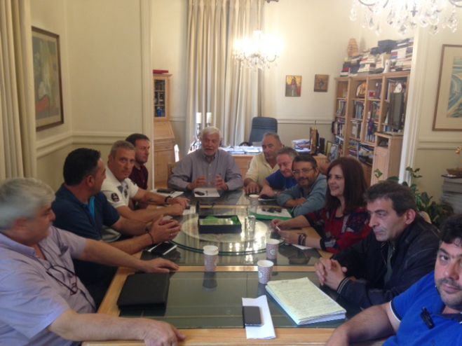 &Pi;&epsilon;&rho;&iota;&phi;&epsilon;&rho;&epsilon;&iota;ά&rho;&chi;&eta;&sigmaf;: "&Eta; &sigma;&chi;&omicron;&lambda;ή &tau;&eta;&sigmaf; &Delta;&Epsilon;&Eta; &sigma;&tau;&omicron; &Epsilon;&lambda;&lambda;&eta;&nu;&iota;&kappa;ό, ό&chi;&iota; &mu;ό&nu;&omicron; &delta;&epsilon;&nu; &pi;&rho;έ&pi;&epsilon;&iota; &nu;&alpha; &kappa;&lambda;&epsilon;ί&sigma;&epsilon;&iota;, &alpha;&lambda;&lambda;ά &nu;&alpha; &alpha;&nu;&alpha;&beta;&alpha;&theta;&mu;&iota;&sigma;&tau;&epsilon;ί"!