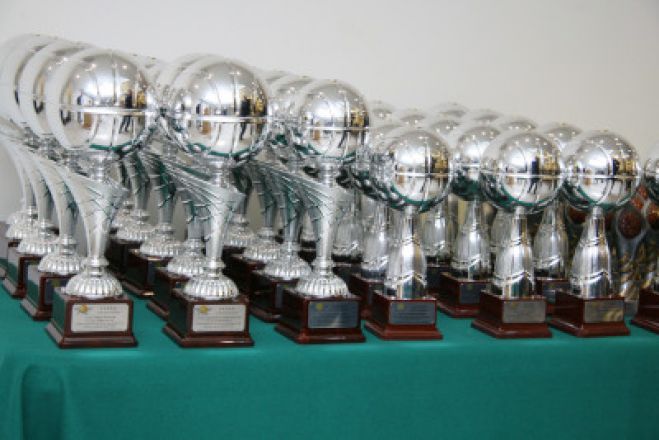 &Tau;&omicron;&nu; &Gamma;&iota;ώ&rho;&gamma;&omicron; &Tau;&sigma;&alpha;&tau;&sigma;&omicron;&upsilon;&lambda;ή &tau;&omicron;&upsilon; &Pi;&epsilon;&lambda;&alpha;&sigma;&gamma;&omicron;ύ &tau;ί&mu;&eta;&sigma;&epsilon; &omicron; &Sigma;ύ&nu;&delta;&epsilon;&sigma;&mu;&omicron;&sigmaf; &Epsilon;&lambda;&lambda;ή&nu;&omega;&nu; &Pi;&rho;&omicron;&pi;&omicron;&nu;&eta;&tau;ώ&nu; &Mu;&pi;ά&sigma;&kappa;&epsilon;&tau;!