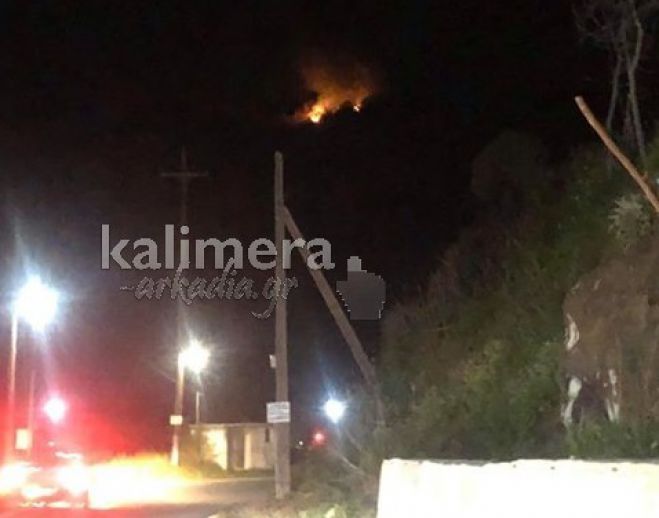 Φωτιά τη νύχτα ανάμεσα σε Καστρί και Μεσσοράχη (εικόνες)