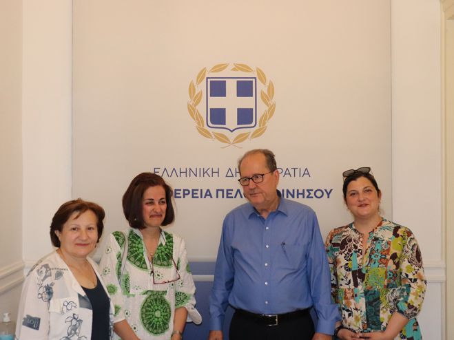 &Mu;&epsilon; &epsilon;&kappa;&pi;&rho;&omicron;&sigma;ώ&pi;&omicron;&upsilon;&sigmaf; &tau;&omicron;&upsilon; &Epsilon;&rho;&upsilon;&theta;&rho;&omicron;ύ &Sigma;&tau;&alpha;&upsilon;&rho;&omicron;ύ &Tau;&rho;ί&pi;&omicron;&lambda;&eta;&sigmaf; &sigma;&upsilon;&nu;&alpha;&nu;&tau;ή&theta;&eta;&kappa;&epsilon; &omicron; &Nu;ί&kappa;&alpha;&sigmaf;