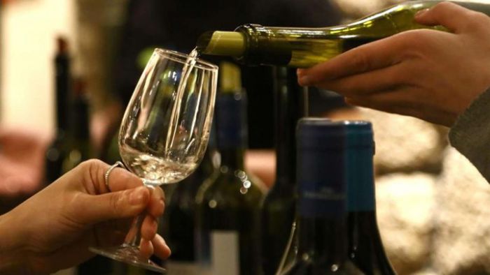 «Καταργείται εντός του έτους ο Ειδικός Φόρος Κατανάλωσης στο κρασί»
