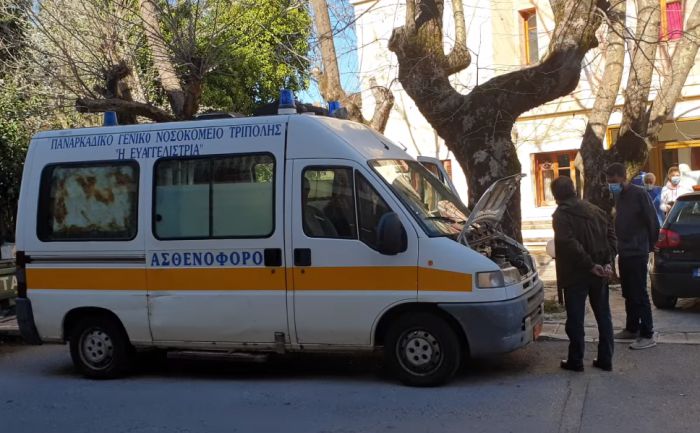 Βλάβη για το ασθενοφόρο του Κέντρου Υγείας στα Τρόπαια Γορτυνίας (vd)