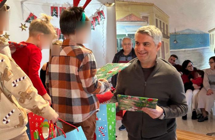 &Sigma;&tau;&eta; &Chi;&rho;&iota;&sigma;&tau;&omicron;&upsilon;&gamma;&epsilon;&nu;&nu;&iota;ά&tau;&iota;&kappa;&eta; &gamma;&iota;&omicron;&rho;&tau;ή &tau;&omicron;&upsilon; &Nu;&eta;&pi;&iota;&alpha;&gamma;&omega;&gamma;&epsilon;ί&omicron;&upsilon; &kappa;&alpha;&iota; &tau;&omicron;&upsilon; &Delta;&eta;&mu;&omicron;&tau;&iota;&kappa;&omicron;ύ &Sigma;&chi;&omicron;&lambda;&epsilon;ί&omicron;&upsilon; &Delta;&omicron;&lambda;&iota;&alpha;&nu;ώ&nu; &omicron; &Omicron;&delta;&upsilon;&sigma;&sigma;έ&alpha;&sigmaf; &Kappa;&omega;&nu;&sigma;&tau;&alpha;&nu;&tau;&iota;&nu;ό&pi;&omicron;&upsilon;&lambda;&omicron;&sigmaf; (&epsilon;&iota;&kappa;ό&nu;&epsilon;&sigmaf;)