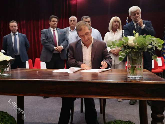 "&Mu;ή&nu;&upsilon;&mu;&alpha;" &alpha;&pi;ό &Pi;&alpha;&pi;&alpha;&delta;&eta;&mu;&eta;&tau;&rho;ί&omicron;&upsilon;: "&Kappa;&alpha;&iota; &eta; &alpha;&nu;&tau;&iota;&pi;&omicron;&lambda;ί&tau;&epsilon;&upsilon;&sigma;&eta; &pi;&alpha;&rho;ά&gamma;&epsilon;&iota;..."