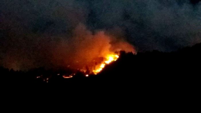 Μάχη με τις φλόγες μέσα στη νύχτα στην Ελαία Γορτυνίας - Υπό έλεγχο η φωτιά στην Κοντοβάζαινα (vd)