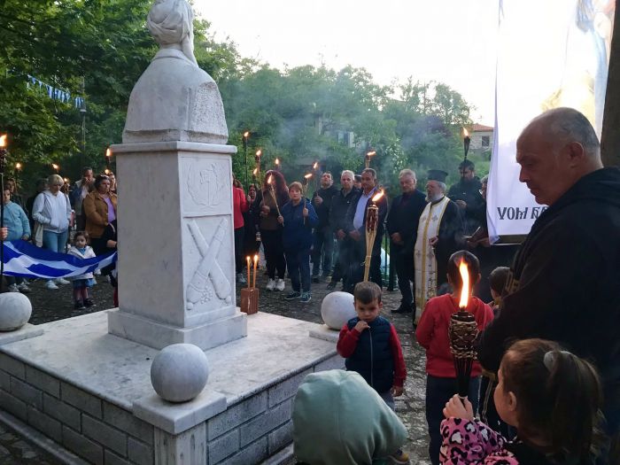 Αναμμένες δάδες και τραγούδια για τη Μάχη των Δολιανών (εικόνες)