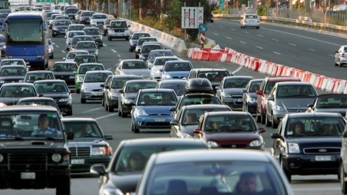 &Pi;&omicron;&lambda;ύ &alpha;&upsilon;&xi;&eta;&mu;έ&nu;&eta; &kappa;ί&nu;&eta;&sigma;&eta; &sigma;&tau;&eta;&nu; &epsilon;&theta;&nu;&iota;&kappa;ή &omicron;&delta;ό &Alpha;&theta;&eta;&nu;ώ&nu;-&Kappa;&omicron;&rho;ί&nu;&theta;&omicron;&upsilon;