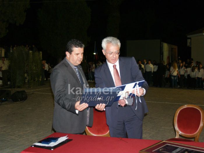 &Theta;&epsilon;&alpha;&tau;&rho;&iota;&kappa;ή &pi;&alpha;&rho;ά&sigma;&tau;&alpha;&sigma;&eta; &alpha;&pi;ό &mu;&alpha;&theta;&eta;&tau;έ&sigmaf; &mu;&epsilon; &tau;ί&tau;&lambda;&omicron; &laquo;&Nu;&alpha; &zeta;&epsilon;&iota; &tau;&omicron; &Mu;&epsilon;&sigma;&omicron;&lambda;ό&gamma;&gamma;&iota;&raquo; (vd)