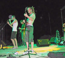 &Eta; &sigma;&upsilon;&nu;&alpha;&upsilon;&lambda;ί&alpha; &tau;&omicron;&upsilon; &sigma;&upsilon;&gamma;&kappa;&rho;&omicron;&tau;ή&mu;&alpha;&tau;&omicron;&sigmaf; &laquo;Bleach&raquo; &sigma;&tau;&omicron; &Pi;&alpha;&rho;ά&lambda;&iota;&omicron; Ά&sigma;&tau;&rho;&omicron;&sigmaf;