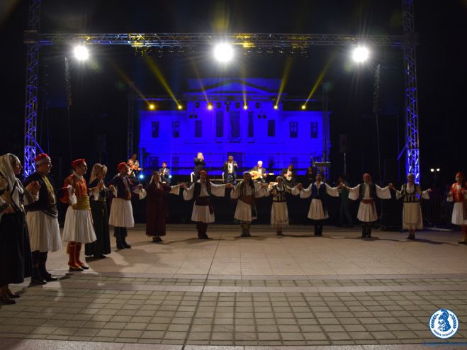Ά&lambda;&omega;&sigma;&eta; | &Epsilon;&nu;&tau;&upsilon;&pi;&omega;&sigma;&iota;&alpha;&kappa;ή &pi;&alpha;&rho;ά&sigma;&tau;&alpha;&sigma;&eta; &mu;&epsilon; &tau;&eta; &Theta;&epsilon;&alpha;&tau;&rho;&iota;&kappa;ή &Omicron;&mu;ά&delta;&alpha; &kappa;&alpha;&iota; &tau;&omicron; &mu;&omicron;&upsilon;&sigma;&iota;&kappa;ό &sigma;&upsilon;&gamma;&kappa;&rho;ό&tau;&eta;&mu;&alpha; &tau;&omicron;&upsilon; &Gamma;. &Delta;&alpha;&lambda;&iota;ά&nu;&eta; &sigma;&tau;&eta;&nu; "Ά&rho;&epsilon;&omega;&sigmaf;"! (vd)