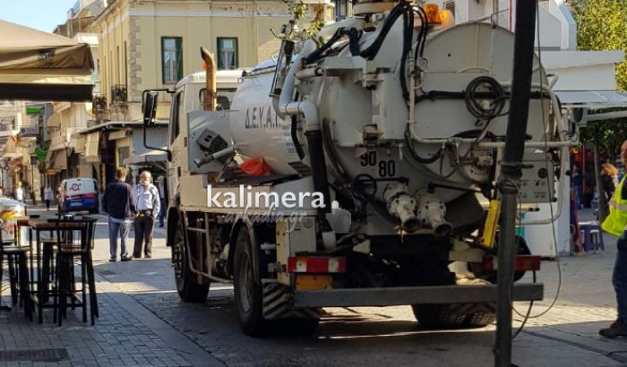 Συνεχίζονται καθημερινά οι καθαρισμοί φρεατίων από τα συνεργεία της ΔΕΥΑΤ (εικόνες)