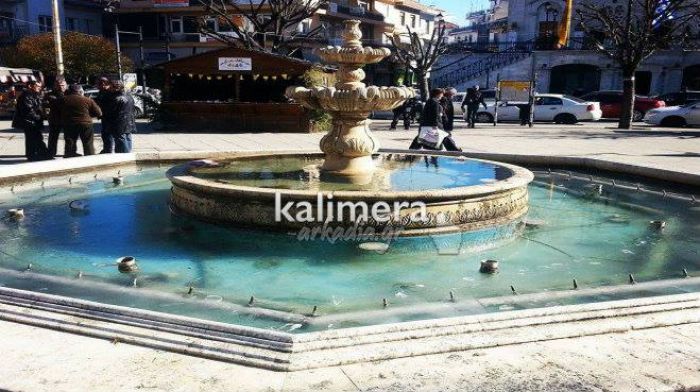 Εικόνες … Σιβηρίας στην Τρίπολη - «Κοκάλωσε» το σιντριβάνι στην Πλατεία Αγίου Βασιλείου!