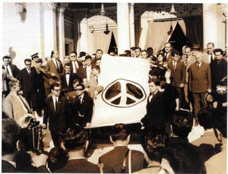 &Omicron; &Sigma;&tau;έ&lambda;&iota;&omicron;&sigmaf; &Chi;&alpha;&rho;&alpha;&lambda;&alpha;&mu;&pi;ό&pi;&omicron;&upsilon;&lambda;&omicron;&sigmaf; &gamma;&upsilon;&rho;ί&zeta;&epsilon;&iota; &tau;&alpha;&iota;&nu;ί&alpha; &gamma;&iota;&alpha; &tau;&omicron;&nu; &Gamma;&rho;&eta;&gamma;ό&rho;&eta; &Lambda;&alpha;&mu;&pi;&rho;ά&kappa;&eta;