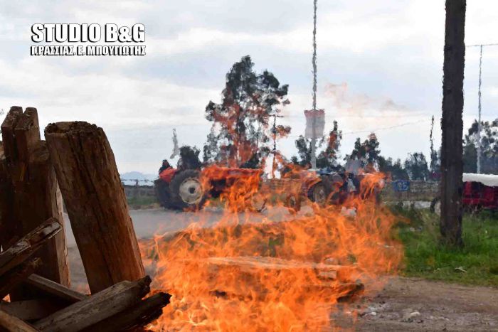 Αγρότες έκλεισαν για δύο ώρες το δρόμο &quot;Κορίνθου - Άργους&quot; (εικόνες)