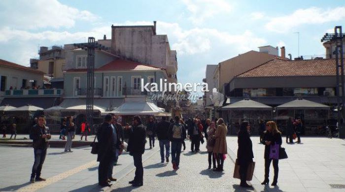 Ηλιόλουστη μέρα με αρκετό κόσμο στην πόλη! (εικόνες)