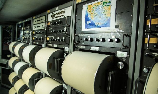 &Sigma;&epsilon;&iota;&sigma;&mu;ό&sigmaf; | &Mu;&epsilon;&tau;ά &tau;&alpha; 5,1 &Rho;ί&chi;&tau;&epsilon;&rho; &tau;&rho;&alpha;&beta;ή&chi;&tau;&eta;&kappa;&alpha;&nu; &tau;&alpha; &nu;&epsilon;&rho;ά &tau;&eta;&sigmaf; &theta;ά&lambda;&alpha;&sigma;&sigma;&alpha;&sigmaf; &ndash; &Eta; &alpha;&nu;&eta;&sigma;&upsilon;&chi;ί&alpha; &tau;&omega;&nu; &epsilon;&pi;&iota;&sigma;&tau;&eta;&mu;ό&nu;&omega;&nu;